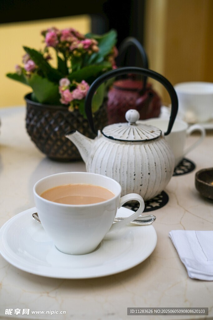 优雅茶具与香醇热茶