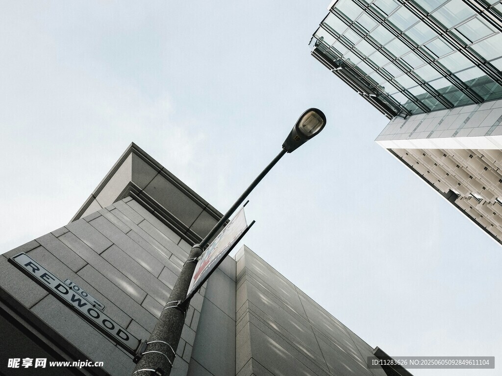 仰视城市建筑与路灯