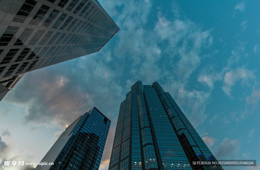 都市高楼与蓝天美景