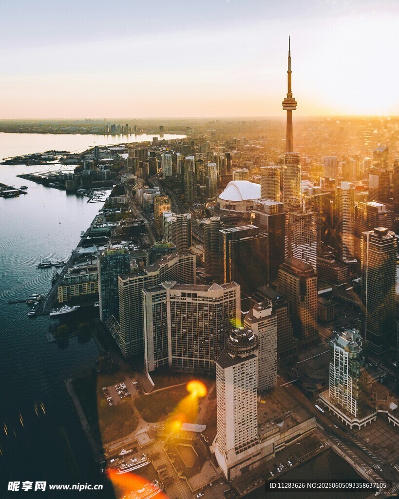 夕阳下的城市天际线景观