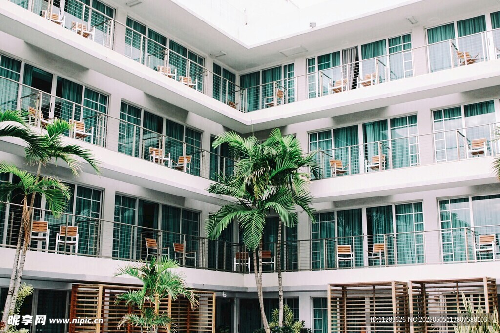 现代多层建筑与绿植景观