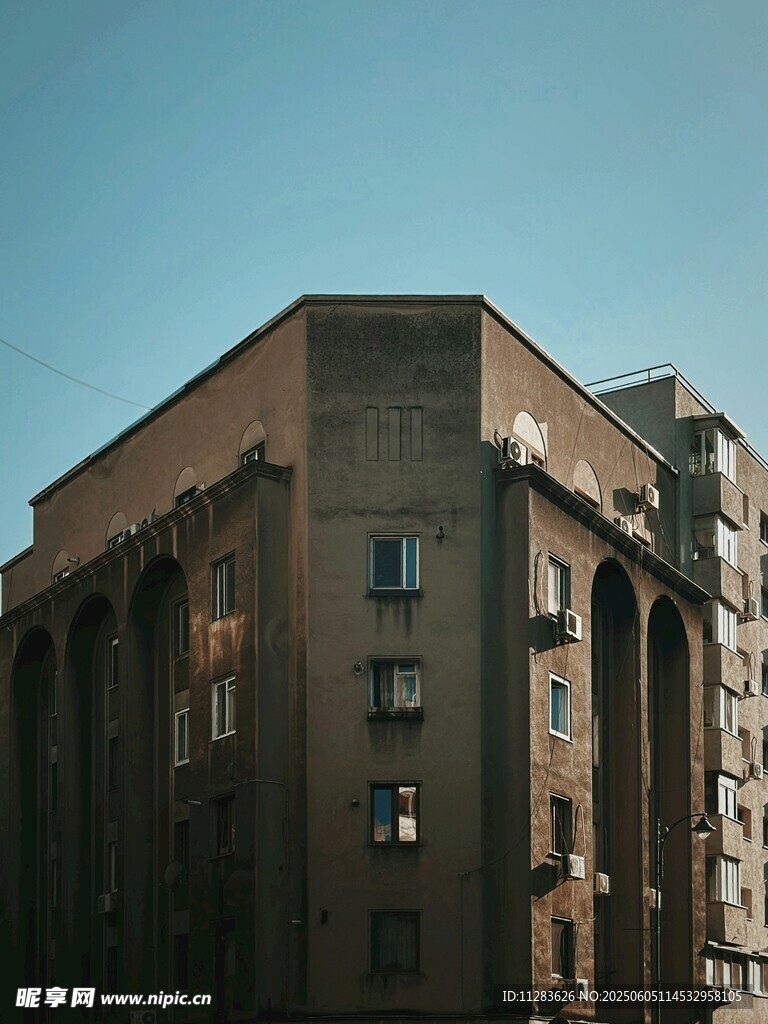复古风格多层建筑外观