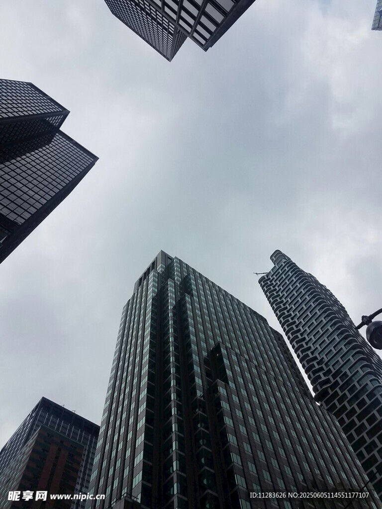仰视都市高楼大厦景观