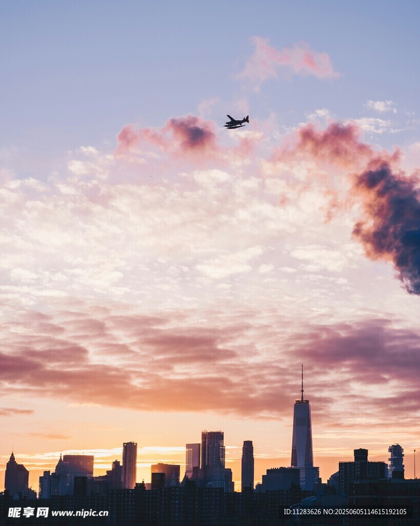 城市天际线与空中飞机