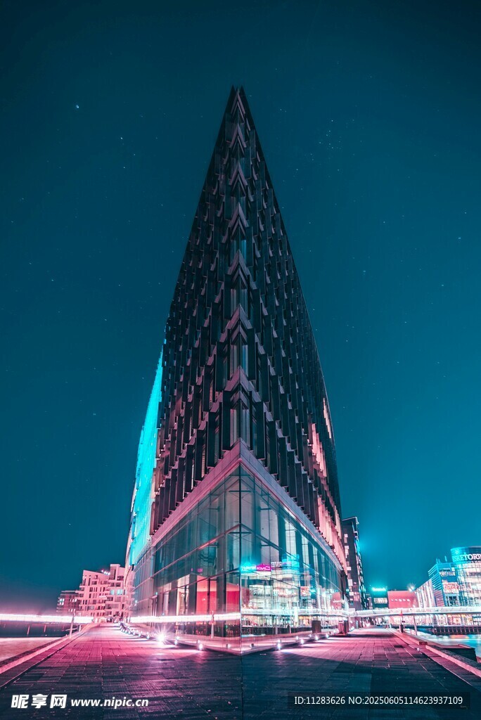 璀璨夜景下的现代摩天大楼