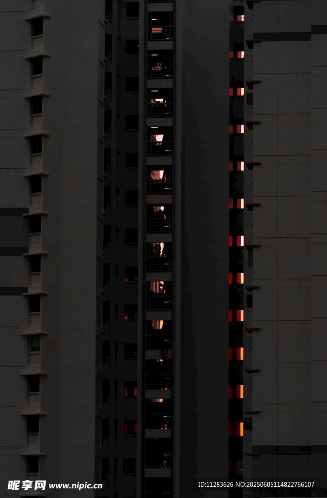 夜幕下高楼中的点点灯火