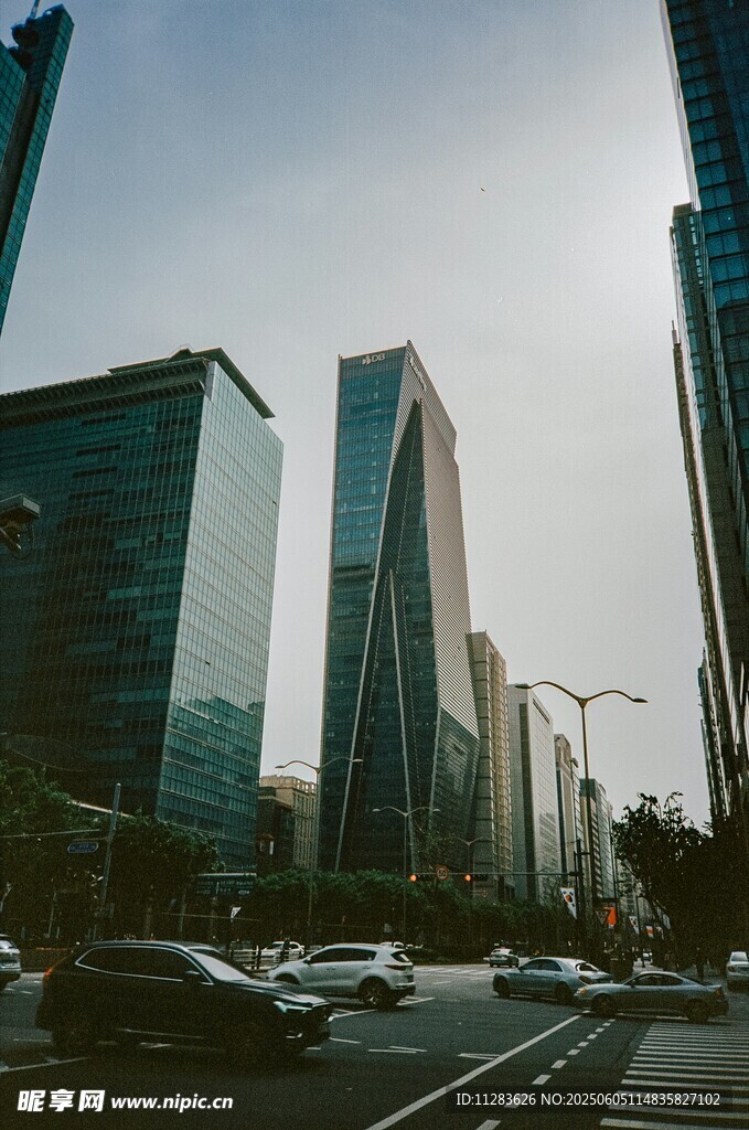 城市街道旁的摩天大楼