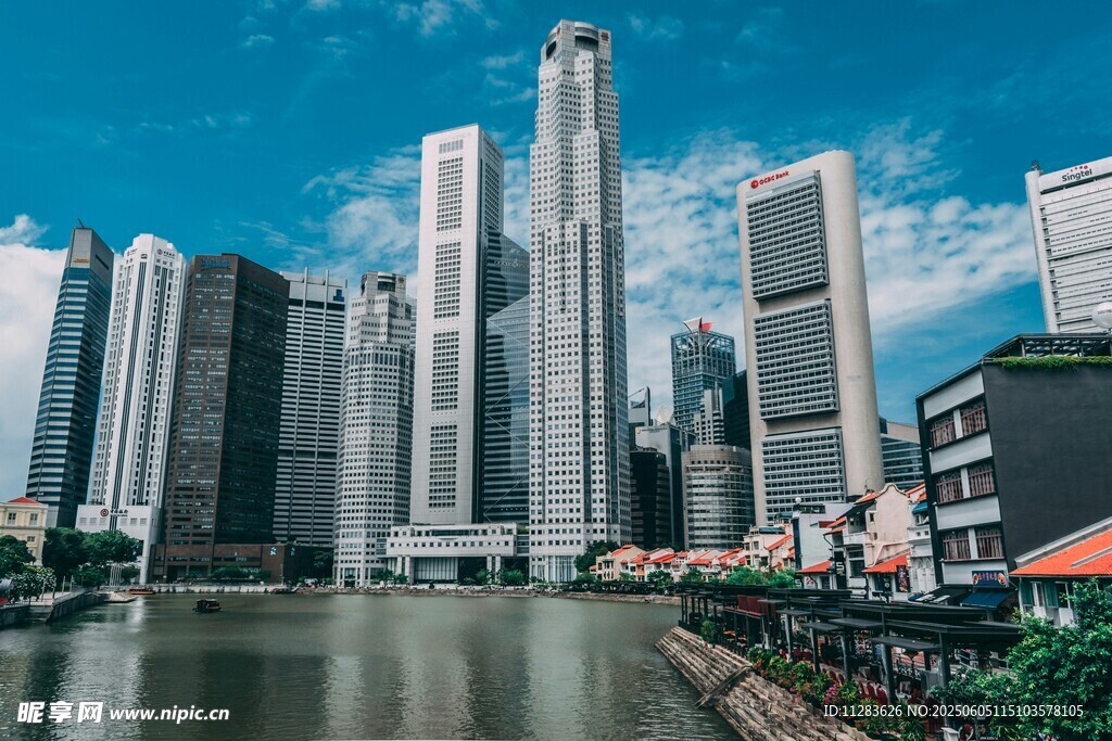 都市河畔摩天大楼景观