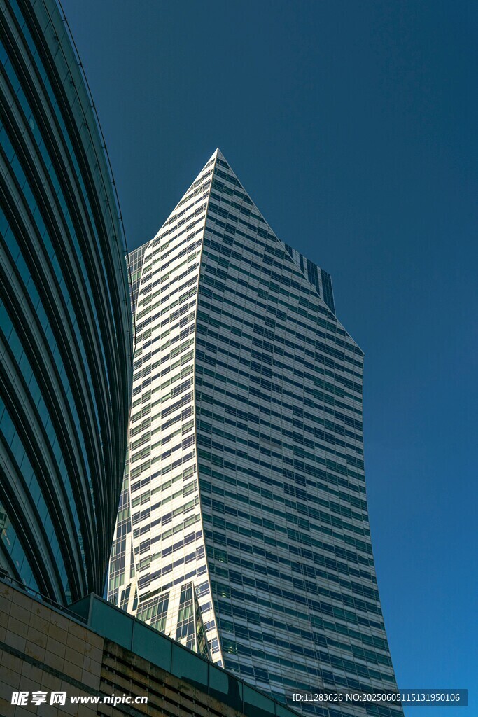 现代摩天大楼外观景致