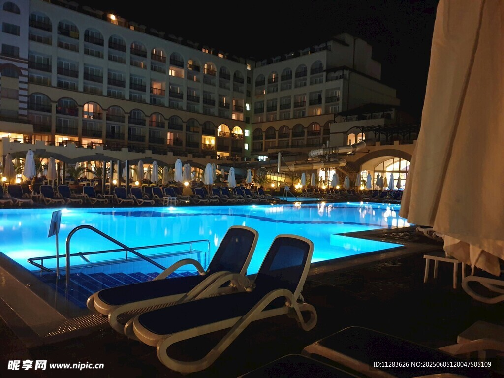 夜晚泳池边的休闲场景