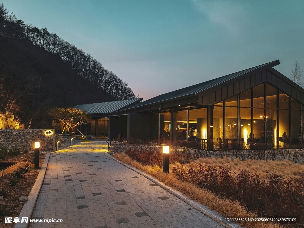 山间暮色中的温馨建筑