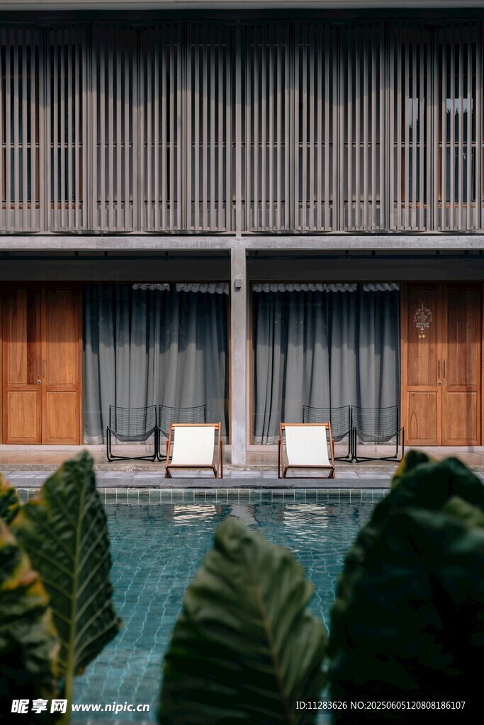 现代风格泳池边的雅致建筑