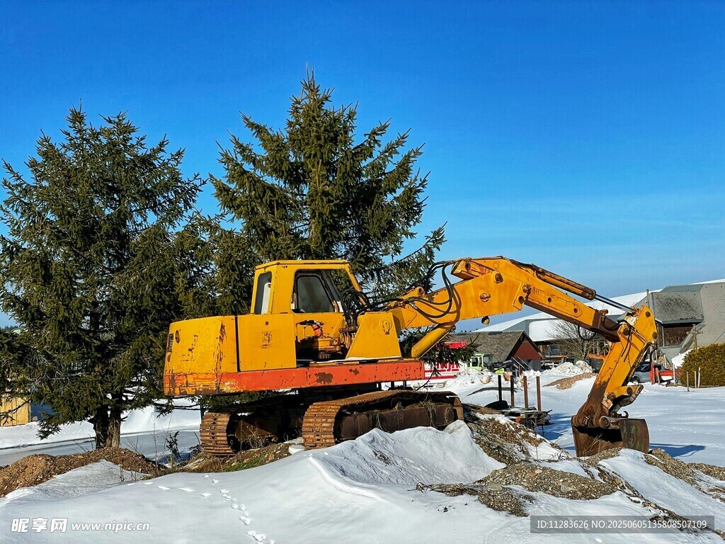 雪地中的黄色挖掘机