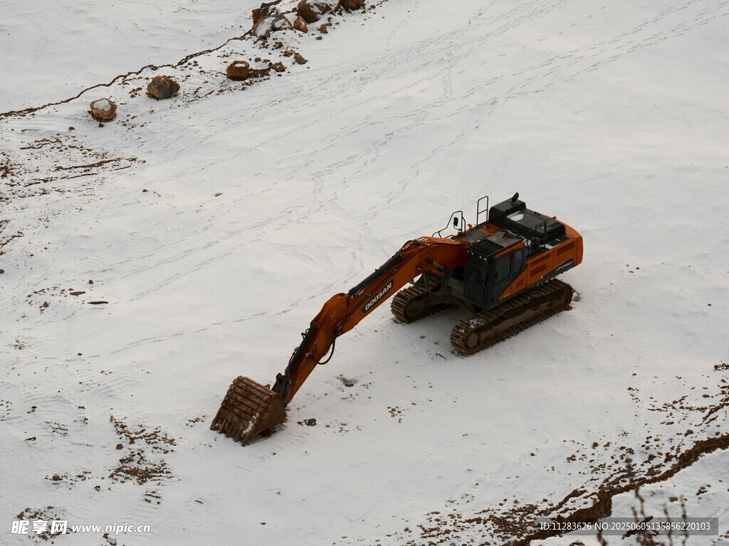 雪地中的挖掘机作业场景