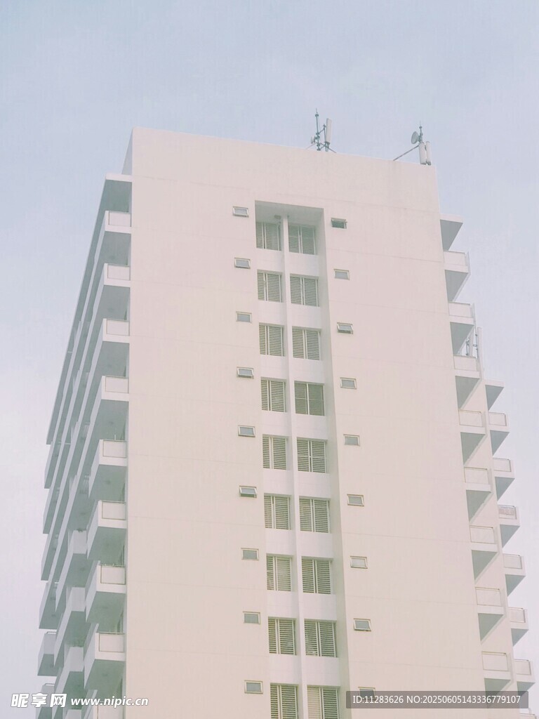 现代高层白色建筑外观