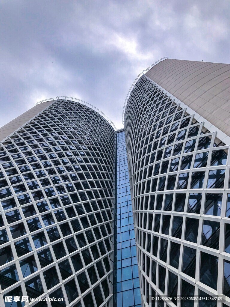 现代双子摩天大楼景观
