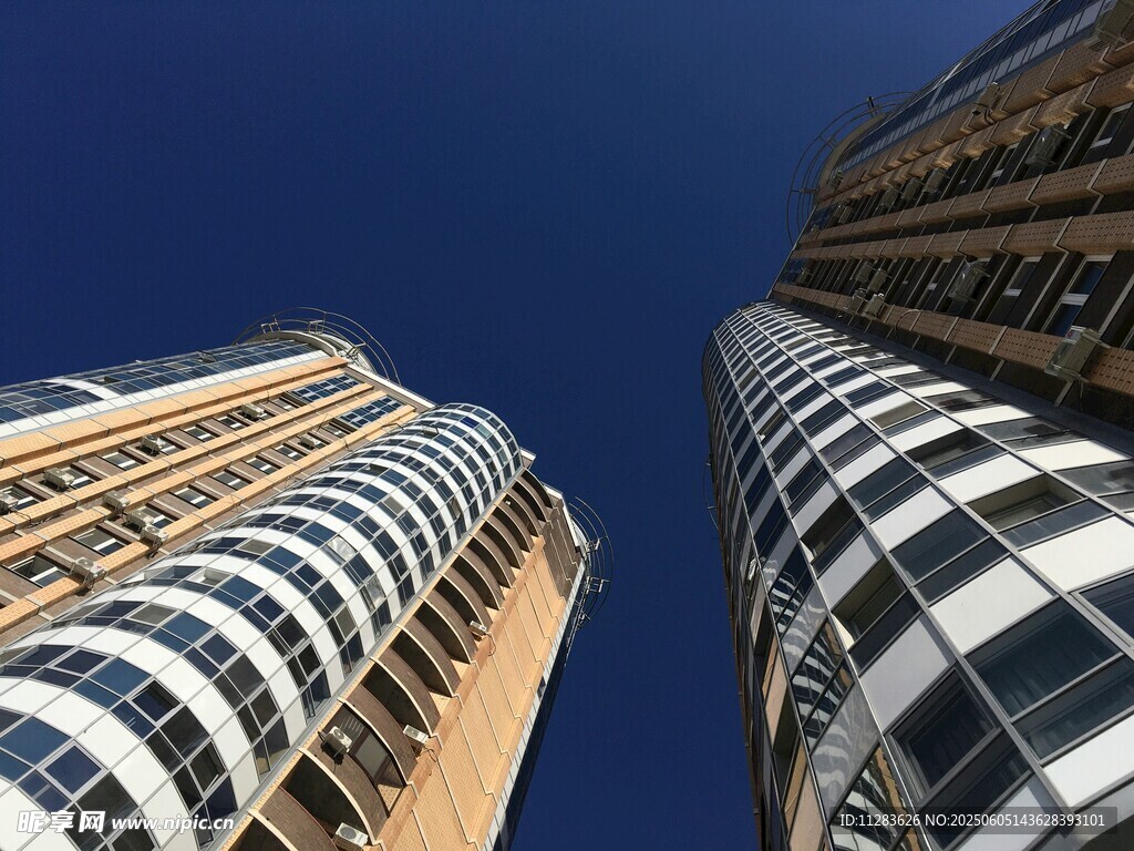 仰视都市摩天大楼