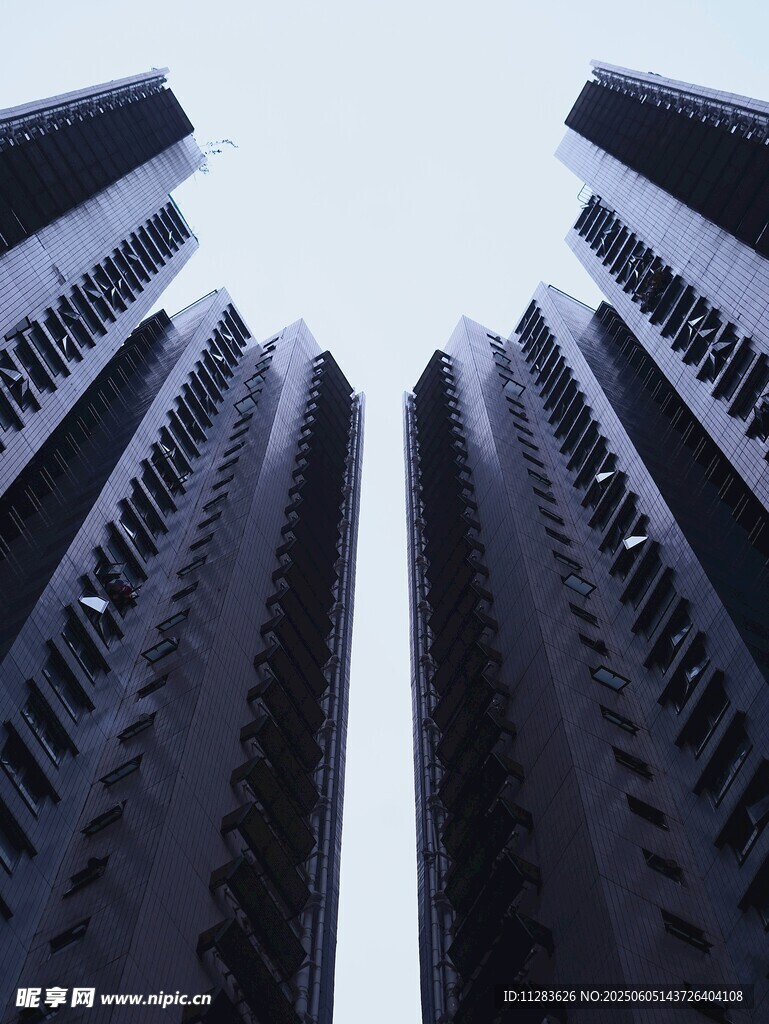 高楼耸立的城市天际线