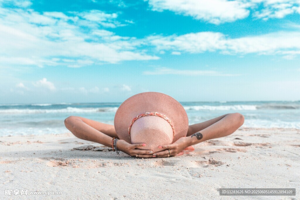 海滩上的冥想者