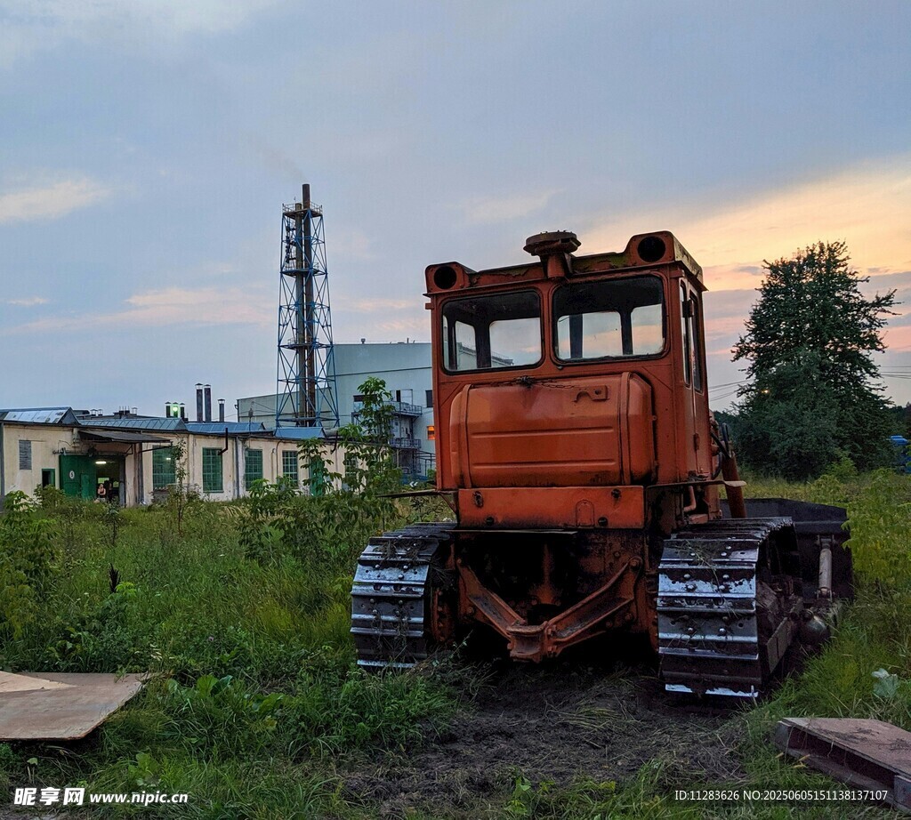 废弃场地中的橙色履带车