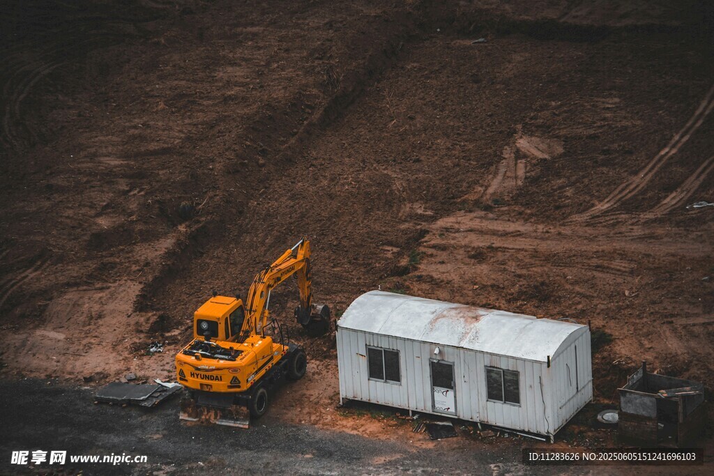 工地场景中的挖掘机与小屋