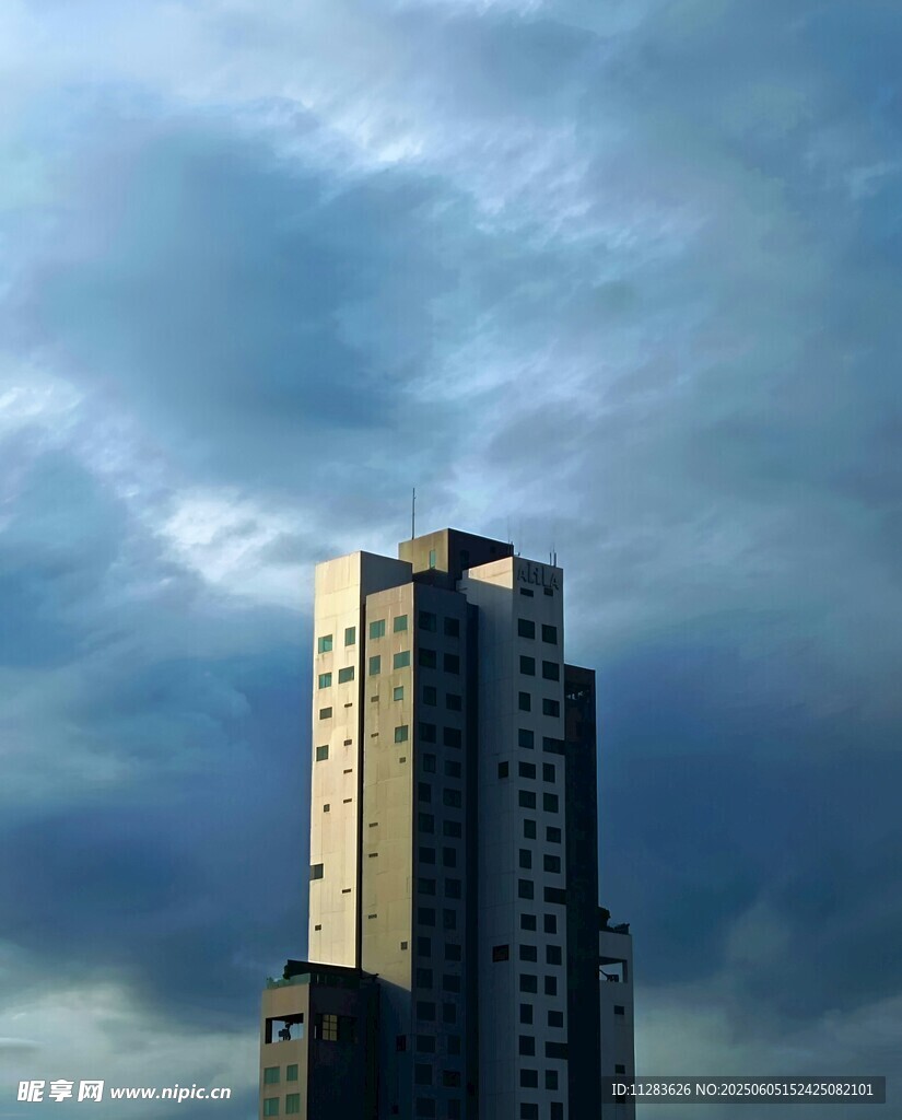 高楼矗立在多云天空下