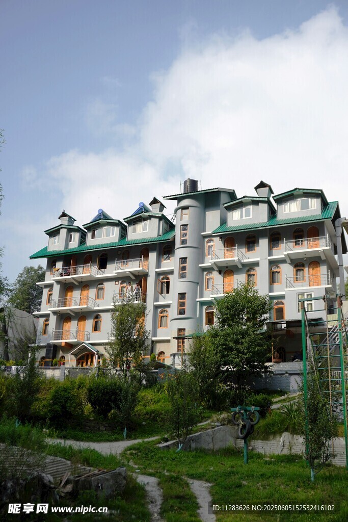 山间多层住宅建筑景观