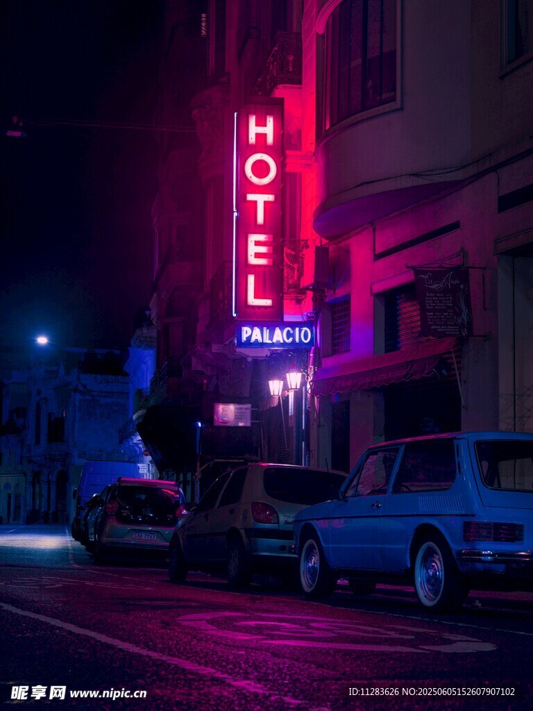 霓虹灯下的复古酒店夜景