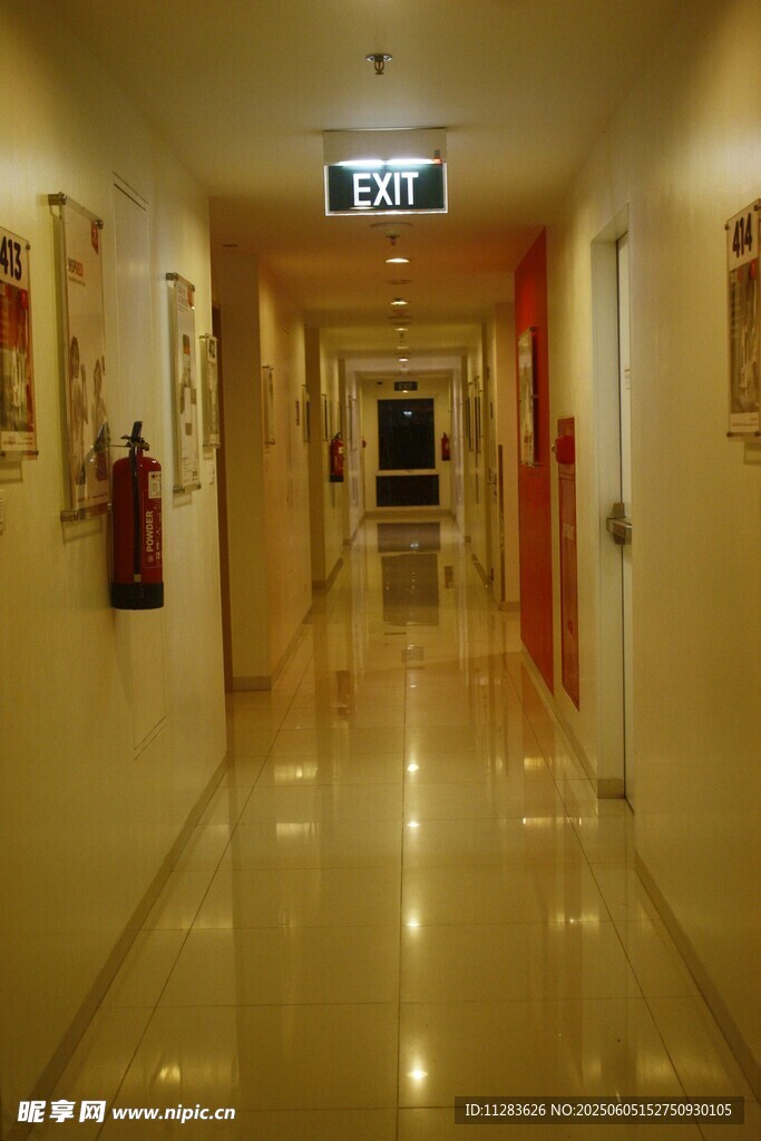 明亮整洁的医院走廊过道