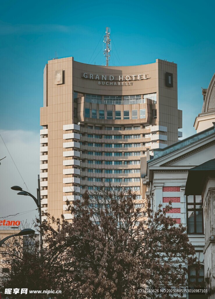 城市中高耸的现代建筑