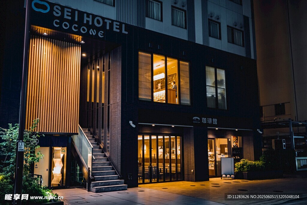 夜晚灯火通明的精致酒店
