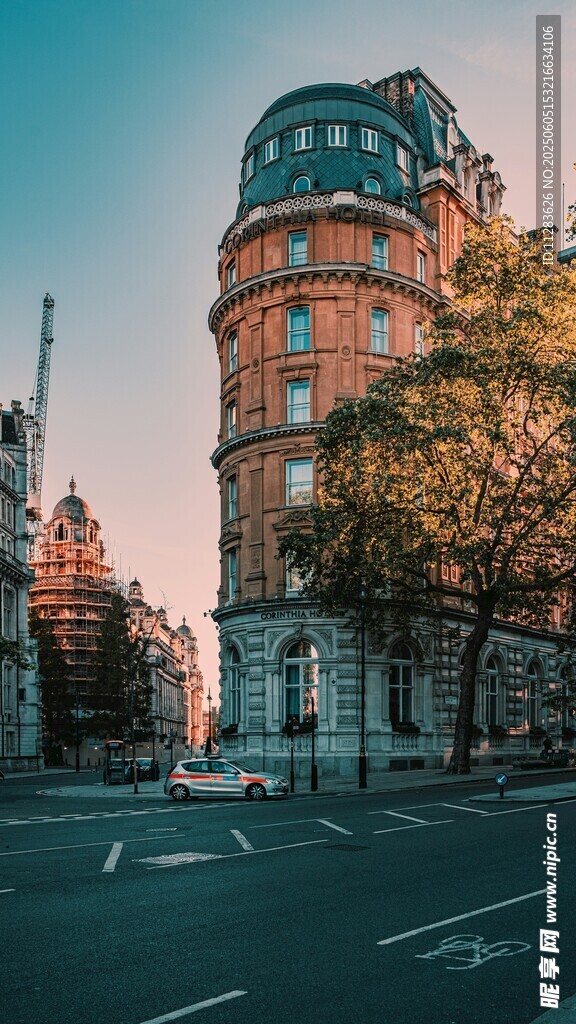 城市街角的复古建筑景观