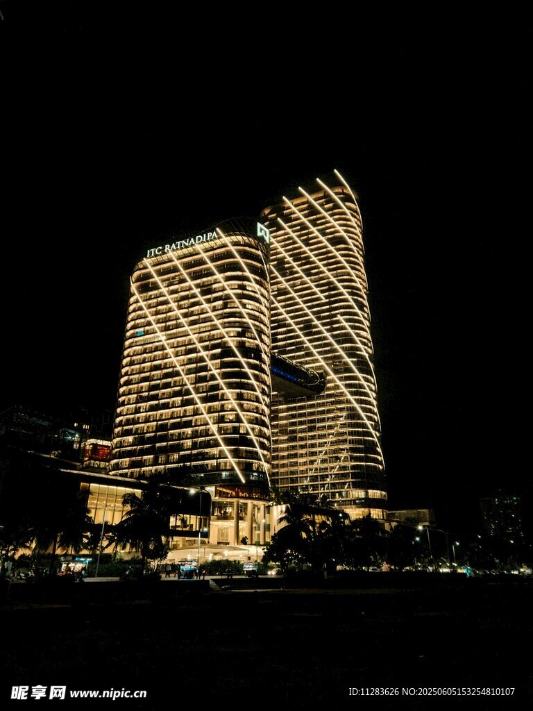 璀璨夜景中的独特建筑