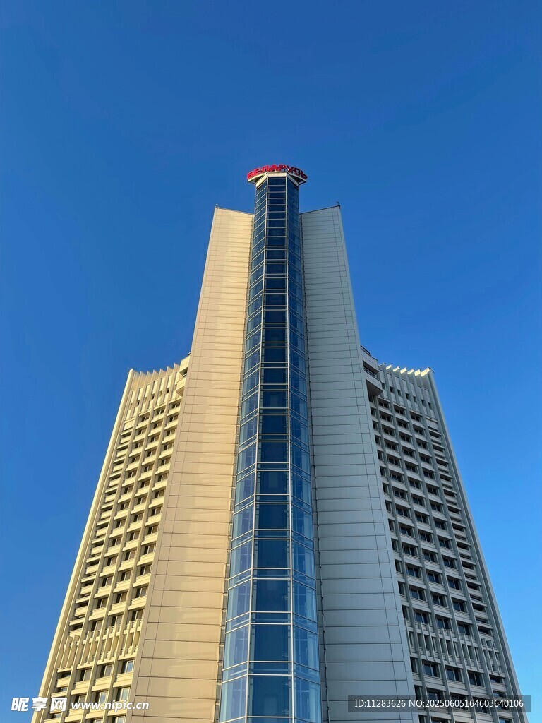 高耸入云的现代摩天大楼