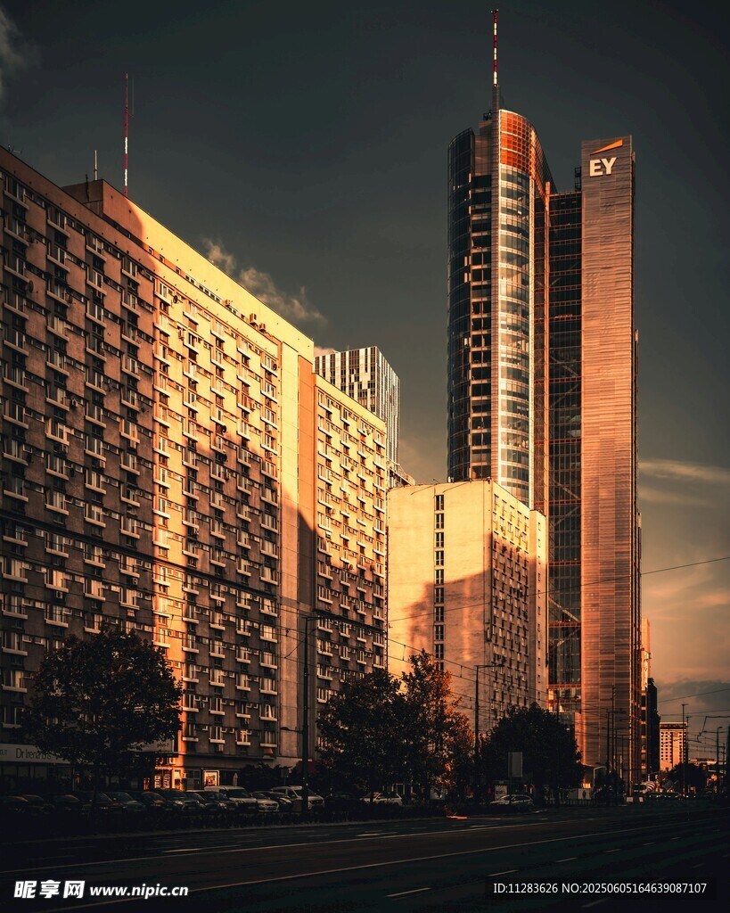 黄昏下的城市高楼景观