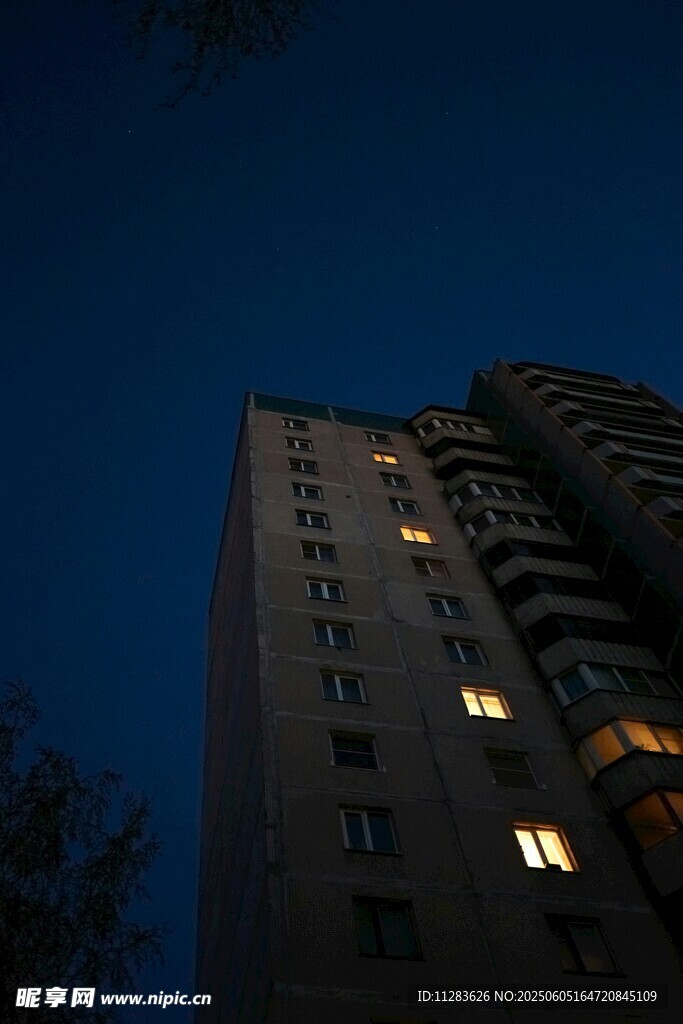 夜幕下灯火点亮的高楼