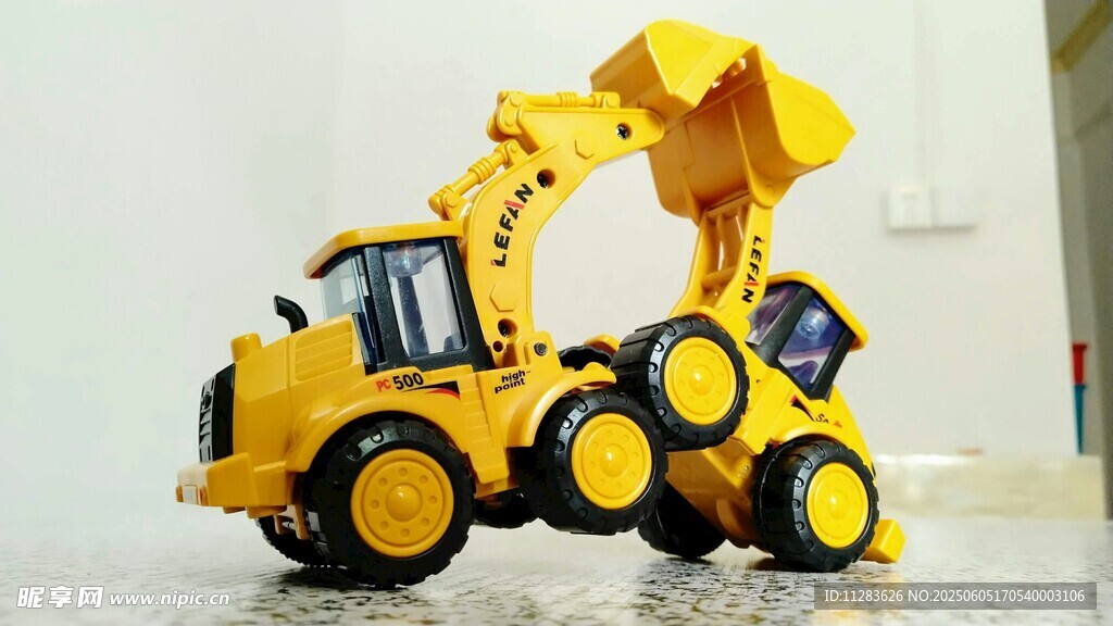 黄色工程玩具车模型