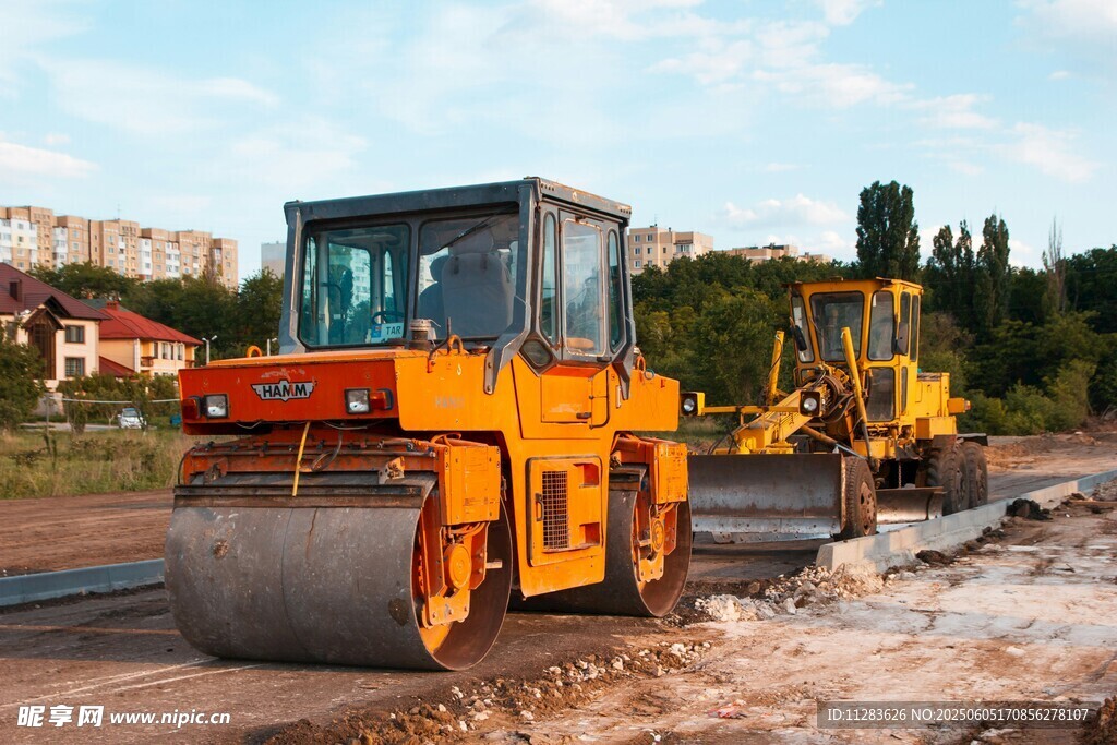 道路施工中的黄色压路机