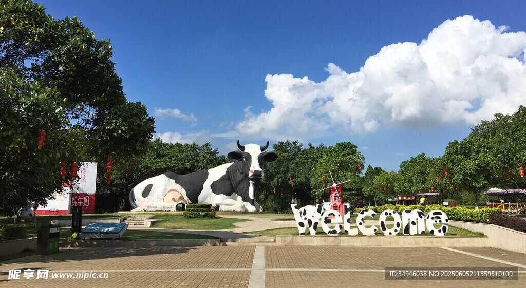 公园中的雕塑与休闲场景