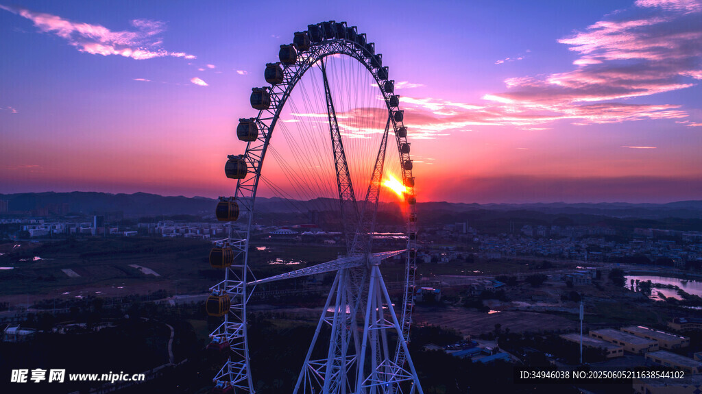 夕阳下的摩天轮美景