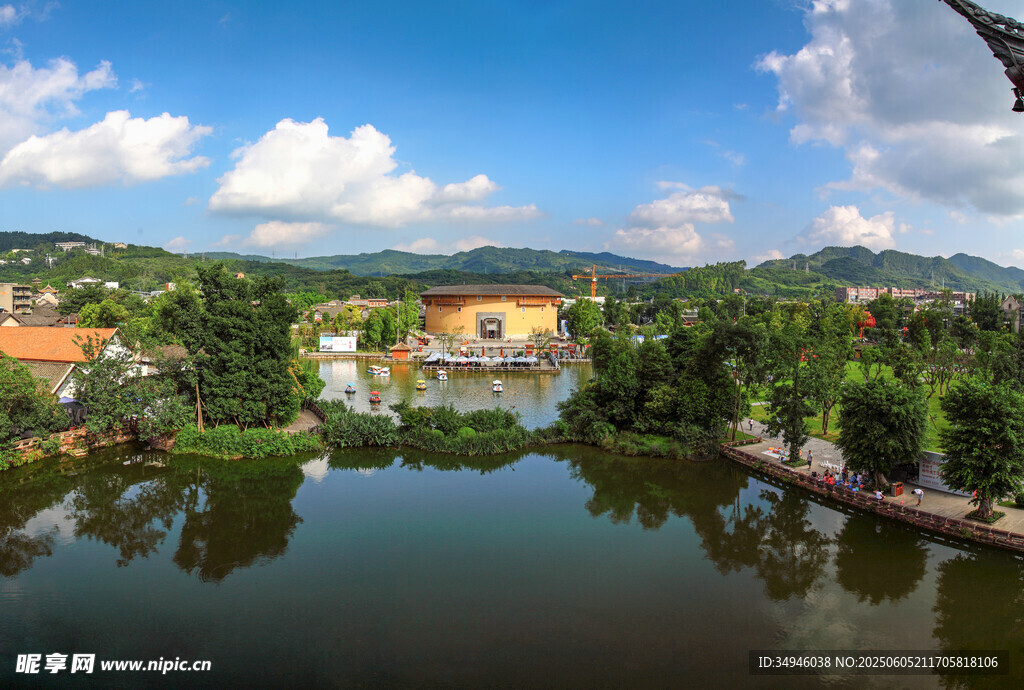 湖畔美景 绿树环绕的风光