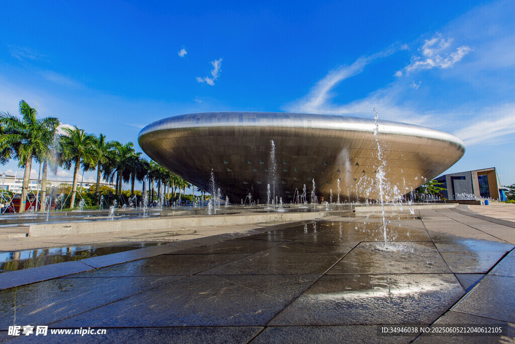 现代建筑前的喷泉景观