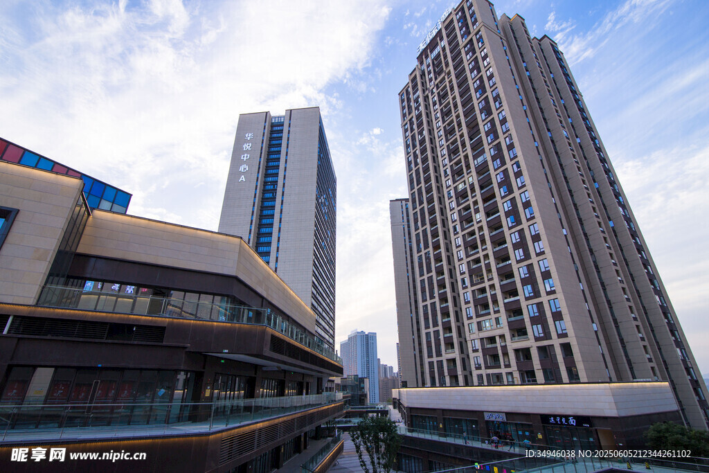 都市高楼林立的街道景观