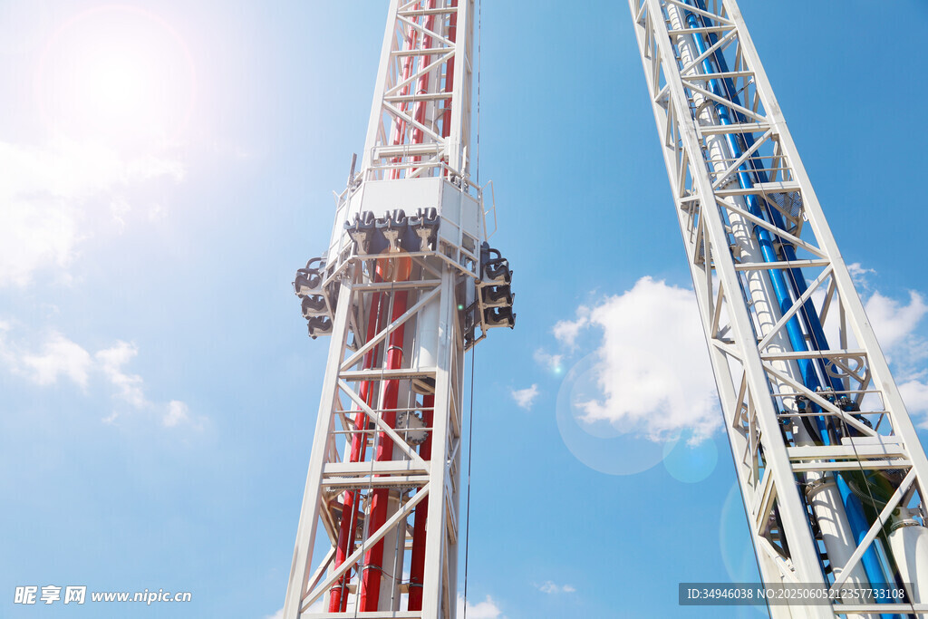 高耸摩天轮矗立蓝天