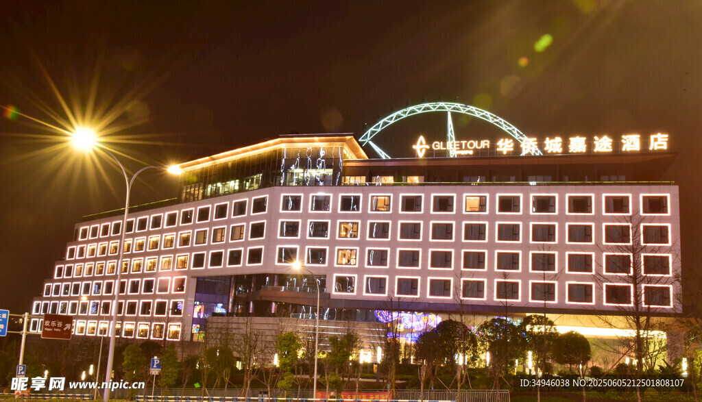 夜晚灯火辉煌的大型建筑