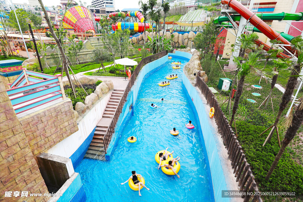 水上乐园漂流河道欢乐场景