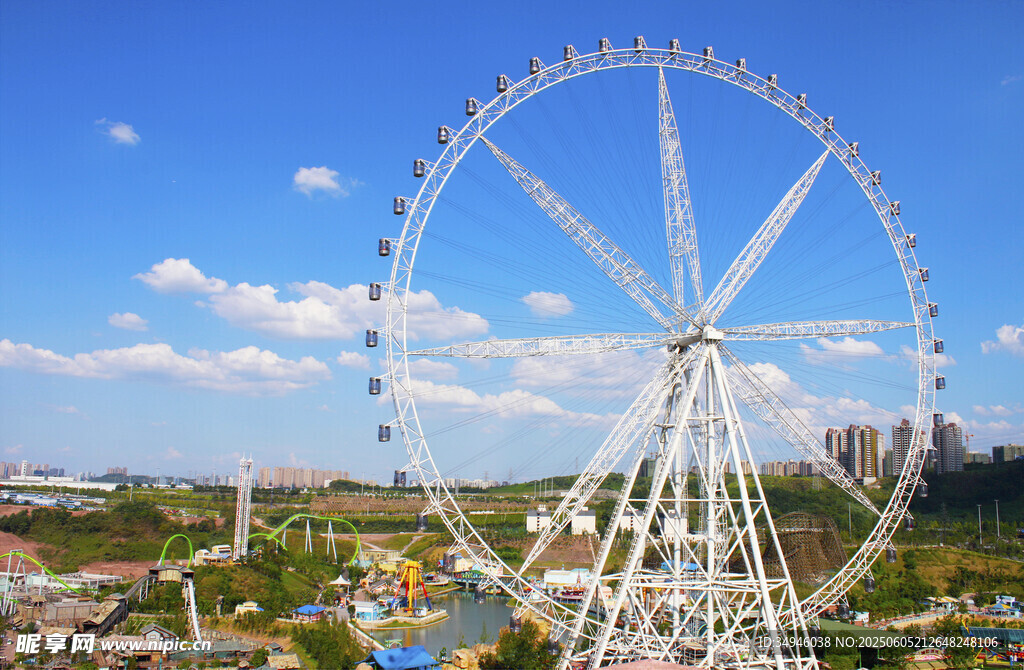 城市中的巨型摩天轮景观