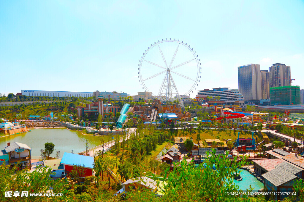 城市中的多彩游乐园景观