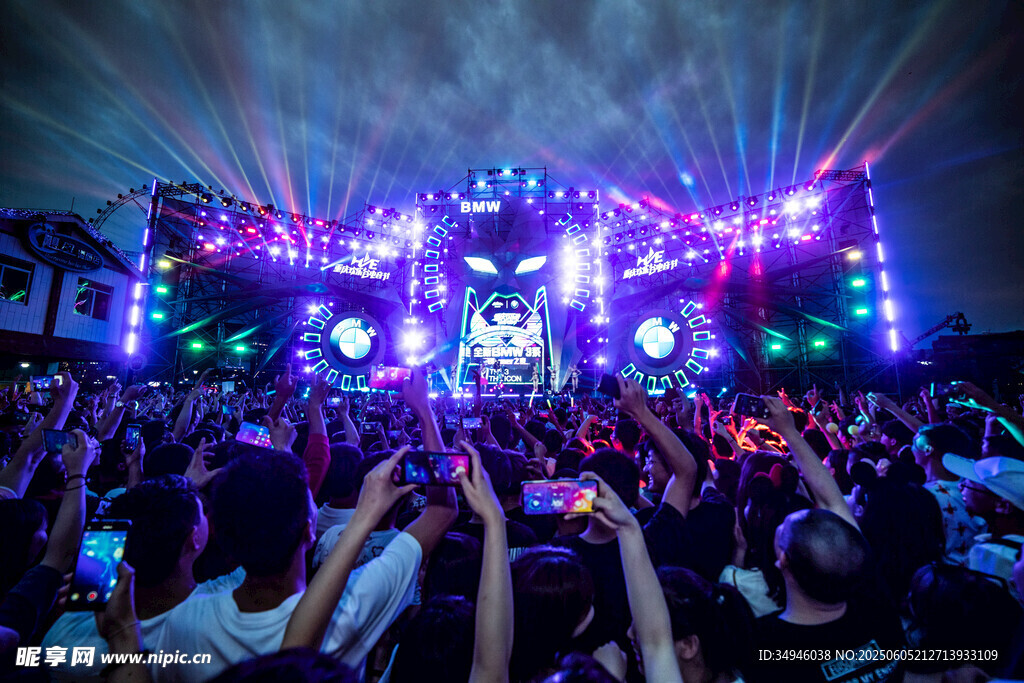 热闹的户外音乐节现场