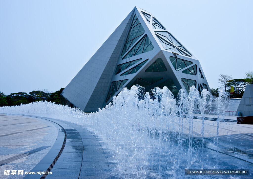 现代建筑旁的喷泉景观